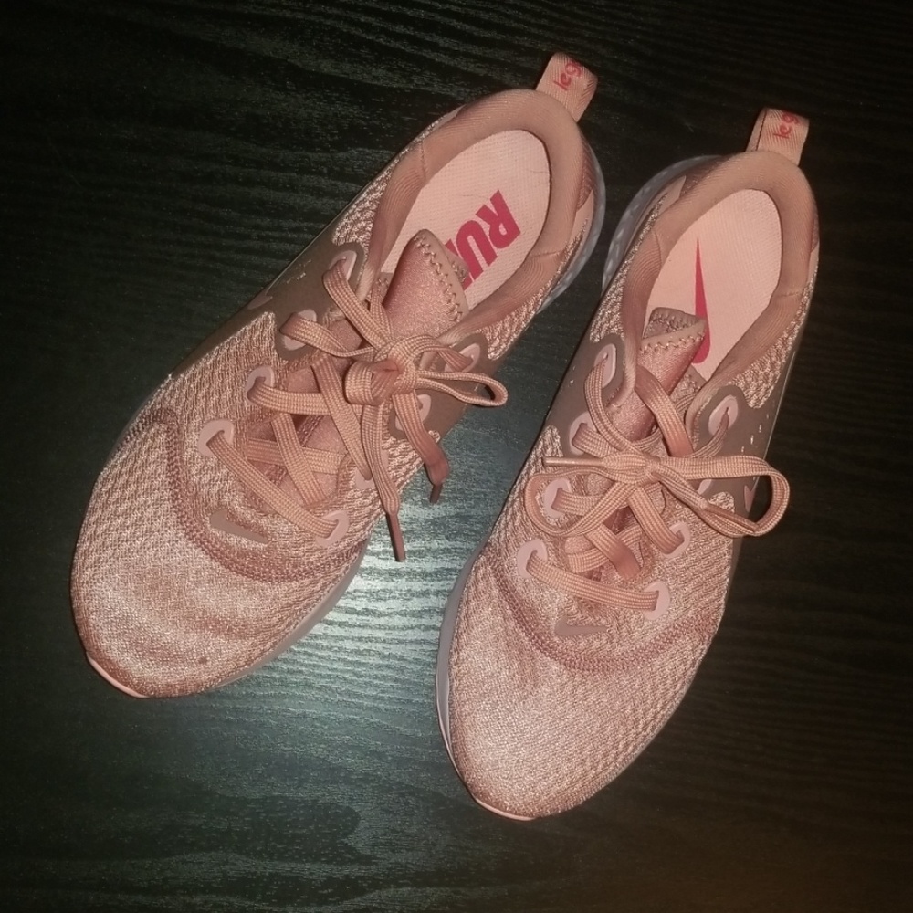 Tennis shoes